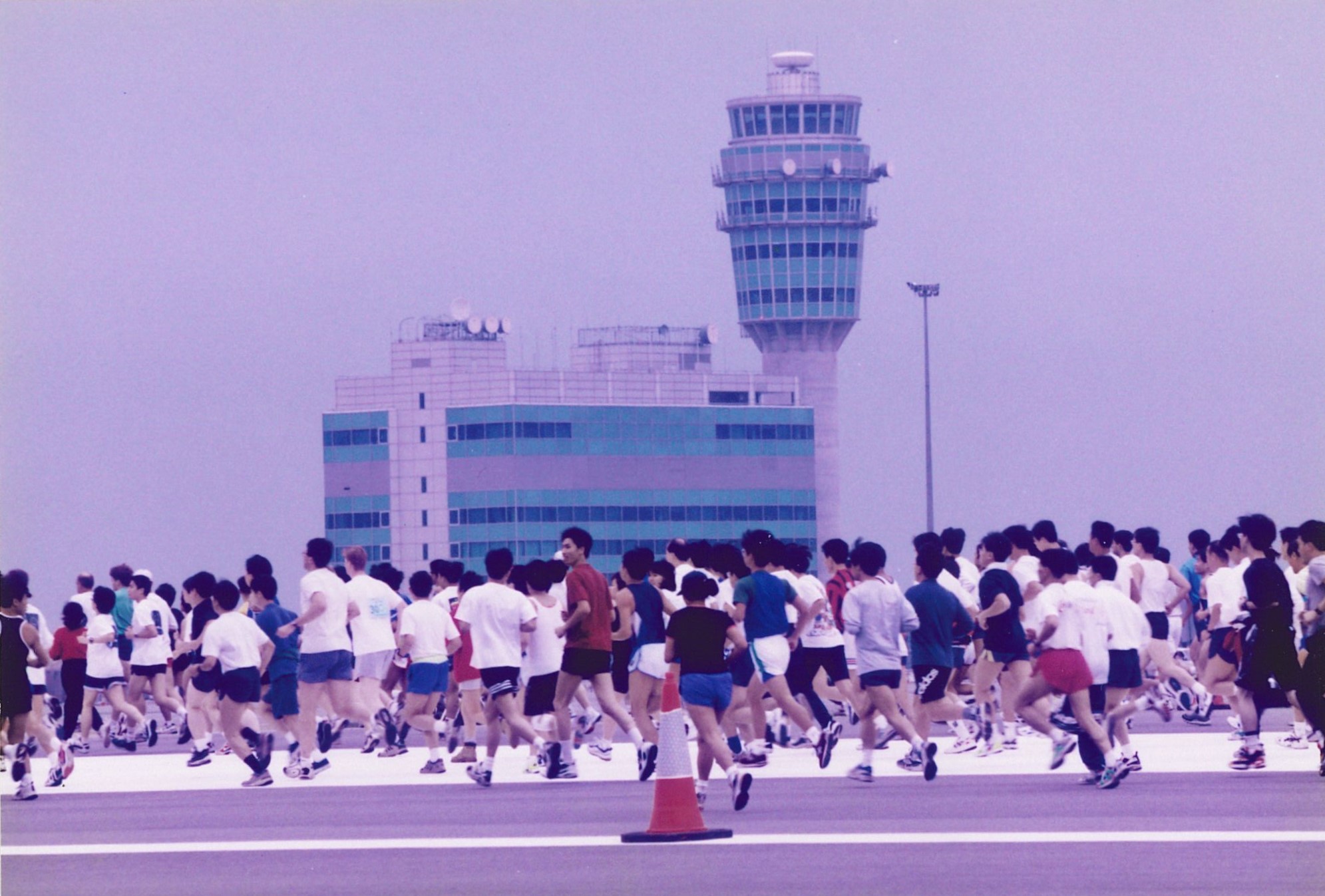 1998 年賽事由青馬大橋起步，以赤鱲角香港國際機場跑道為終點