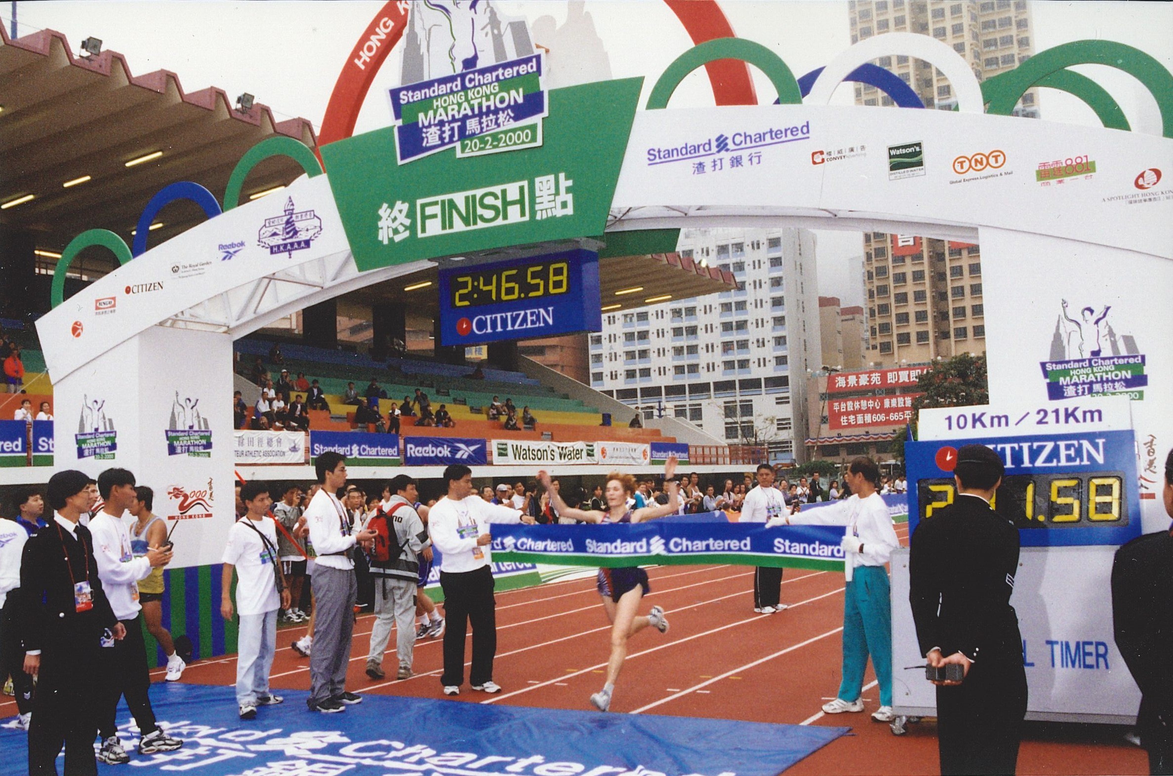 2000 年首次舉辦三項不同距離賽事（馬拉松、半馬拉松及十公里）